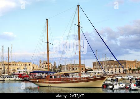 Trani, Apulien/Italien - 06.08.24: Panoramaaussicht auf den Yachthafen Trani Adria mit an den Piers angedockten Booten und Jachten, die mit der Promenade Via Statuti Maritimi umkreist sind. Stockfoto