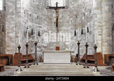 Trani, Apulien/Italien - 06.08.24: Innenansicht der Kathedrale St. Nikolaus Der Pilgrim - Cattedrale di San Nicola Pellegrino - am Piazza Duomo in der Altstadt von Trani. Stockfoto