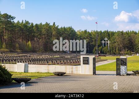 Palmiry, Mazovia/Polen - 2019/04/22: Panoramaaussicht auf den Palmiry-Kriegsfriedhof - historische Gedenkstätte für die Opfer des zweiten Weltkriegs in Warschau und Masovia - im Kampinoski-Nationalpark Stockfoto