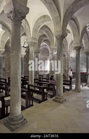 Trani, Apulien/Italien - 06.08.24: Innenansicht der Kathedrale St. Nikolaus Der Pilgrim - Cattedrale di San Nicola Pellegrino - am Piazza Duomo in der Altstadt von Trani. Stockfoto