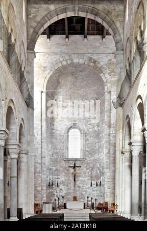 Trani, Apulien/Italien - 06.08.24: Innenansicht der Kathedrale St. Nikolaus Der Pilgrim - Cattedrale di San Nicola Pellegrino - am Piazza Duomo in der Altstadt von Trani. Stockfoto