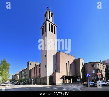 Kattowitz, Schlesien/Polen - 2019/04/18: Frontansicht der Garnisonkirche St. Kazimierz der Prinz auf der Straße Kopernika in Kattowitz Stockfoto