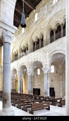 Trani, Apulien/Italien - 06.08.24: Innenansicht der Kathedrale St. Nikolaus Der Pilgrim - Cattedrale di San Nicola Pellegrino - am Piazza Duomo in der Altstadt von Trani. Stockfoto