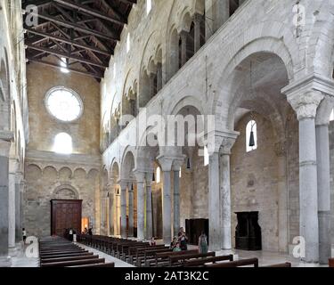 Trani, Apulien/Italien - 06.08.24: Innenansicht der Kathedrale St. Nikolaus Der Pilgrim - Cattedrale di San Nicola Pellegrino - am Piazza Duomo in der Altstadt von Trani. Stockfoto