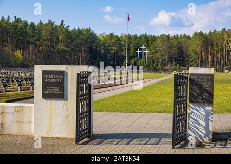 Palmiry, Mazovia/Polen - 2019/04/22: Panoramaaussicht auf den Palmiry-Kriegsfriedhof - historische Gedenkstätte für die Opfer des zweiten Weltkriegs in Warschau und Masovia - im Kampinoski-Nationalpark Stockfoto