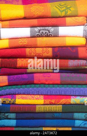 Nahaufnahme Hintergrund von mehrfarbigen Decken. Textilfarben Stockfoto