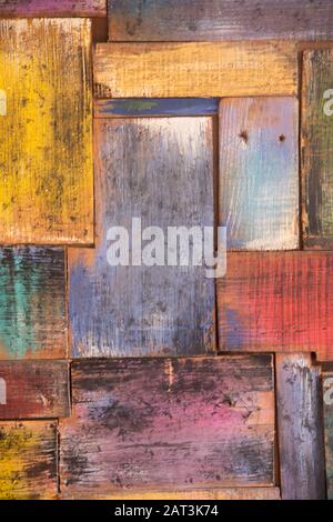 Alte Holztafeln in verschiedenen Farben aus der Nähe. Farbenfroher Holzhintergrund. Vertikales Foto Stockfoto