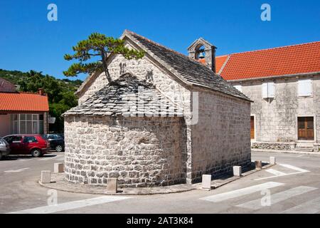 Kleine Kirche von St. Peter und Paul aus dem 13. Jahrhundert in Nerezisca, Insel Brac, Kroatien Stockfoto