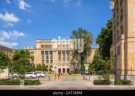 Warschau, Mazovia/Polen - 2019/06/01: Vorderansicht des hauptgebäudes des polnischen Finanzministeriums an der Swietokrzyska-Straße im Warschauer Stadtteil Altstadt Stockfoto