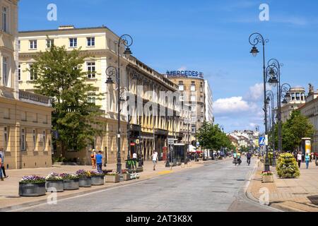 Warszawa, Masowien/Polen - 2019/06/01: Panoramablick auf das historische Krakowskie Przedmiescie Straße in der Altstadt von Warschau. Stockfoto