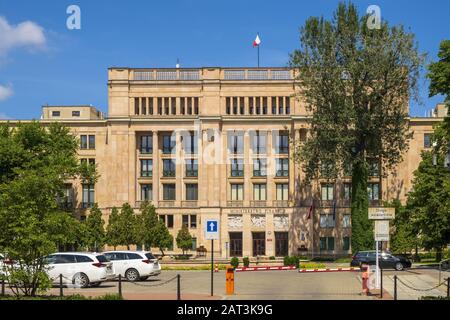 Warschau, Mazovia/Polen - 2019/06/01: Vorderansicht des hauptgebäudes des polnischen Finanzministeriums an der Swietokrzyska-Straße im Warschauer Stadtteil Altstadt Stockfoto