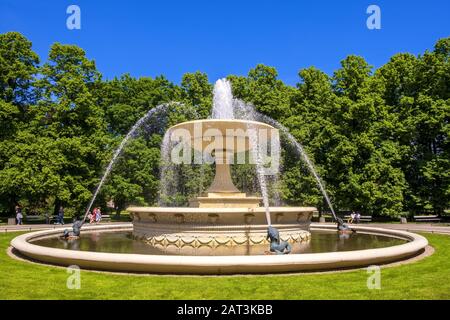 Warschau, Mazovia/Polen - 2019/06/01: Historischer Brunnen im Sächsischen Garten - Ogrod oder Park Saski - ältester öffentlicher Park in Warschau, neben dem Pilsudski-Platz im Altstadtviertel Stockfoto