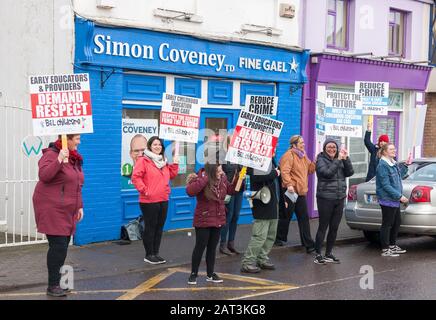 Carrigaline, Cork, Irland. Januar 2020. Demonstranten, die Eltern und Betreuungspersonal außerhalb des Wahlkreisbüros von Tánaiste, Simon Coveney, T.D. zurückfordern, um mehr Mittel für den Sektor der Kinderbetreuer in Carrigaline, Co. Cork, Irland bereitzustellen. -Credit; David Creedon / Alamy Live News Stockfoto