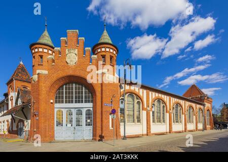 Bydgoszcz, Kujawien-Pommerschen/Polen - 2019/04/01: Vorderansicht des historischen städtischen Marktsaalgebäudes an der Magdzinskiego Straße im Altstadtviertel Stockfoto