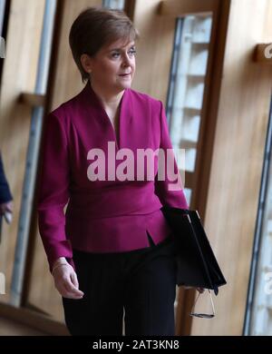 Erste Ministerin Nicola Sturgeon auf dem Weg in die Debattierkammer für FMQs im schottischen Parlament in Edinburgh. PA Foto. Bilddatum: Donnerstag, 30. Januar 2020. Siehe PA Story SCOTLAND Questions. Fotogutschrift sollte lauten: Andrew Milligan/PA Wire Stockfoto