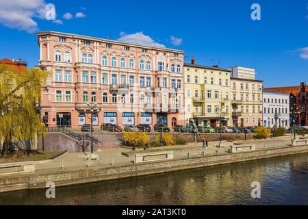 Bydgoszcz, Kujawien-Pommerschen/Polen - 2019/04/01: Panoramaaussicht auf das historische Stadtzentrum mit den Altstadtvierzigern entlang der Flusseindeichung von Brda Stockfoto