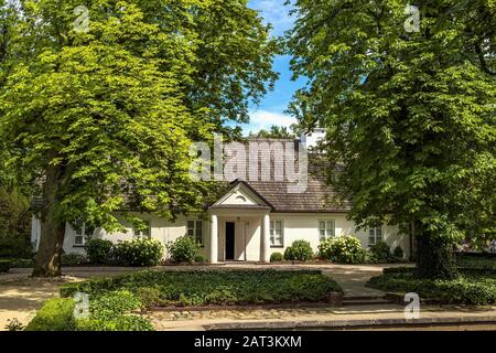 Zelazowa Wola, Masovia/Polen - 2019/06/23: Historisches Herrenhaus in Zelazowa Wola, in dem das Museum von Fryderyk Chopin - berühmter polnischer Pianist und Komponist - ausgestellt ist Stockfoto