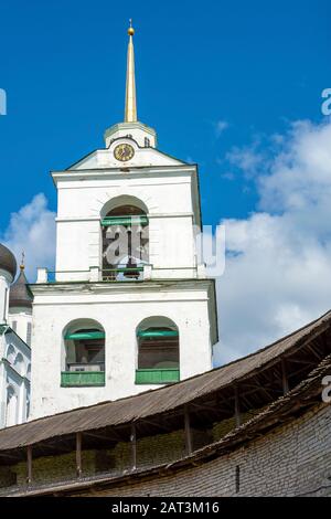 Pskov, der Kirchturm der Dreifaltigkeitskathedrale in der Region Pskov, ein historischer Ort Stockfoto