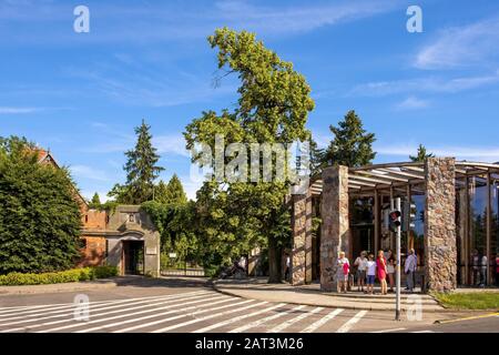 Zelazowa Wola, Masovia/Polen - 2019/06/23: Modernes Gebäude des Fryderyk-Chopin-Museums im historischen Herrenhauspark in Zelazowa Wola Stockfoto