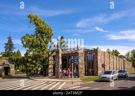 Zelazowa Wola, Masovia/Polen - 2019/06/23: Modernes Gebäude des Fryderyk-Chopin-Museums im historischen Herrenhauspark in Zelazowa Wola Stockfoto