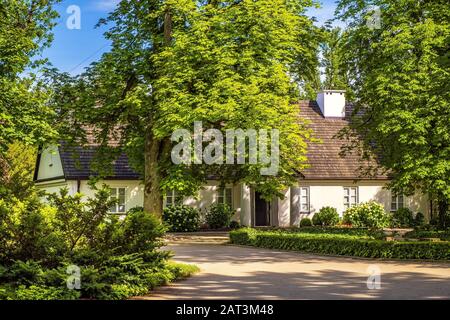 Zelazowa Wola, Masovia/Polen - 2019/06/23: Historisches Herrenhaus in Zelazowa Wola, in dem das Museum von Fryderyk Chopin - berühmter polnischer Pianist und Komponist - ausgestellt ist Stockfoto