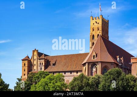 Malbork, Pomerania/Polen - 2019/08/24: Panoramaaussicht auf die mittelalterliche Burg des Deutschen Orden in Malbork, Polen - Hohe Burg und Marienkirche Stockfoto