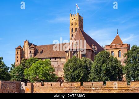 Malbork, Pomerania/Polen - 2019/08/24: Panoramaaussicht auf die mittelalterliche Burg des Deutschen Orden in Malbork, Polen - Hohe Burg und Marienkirche Stockfoto