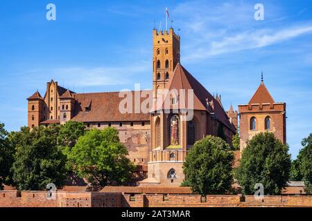 Malbork, Pomerania/Polen - 2019/08/24: Panoramaaussicht auf die mittelalterliche Burg des Deutschen Orden in Malbork, Polen - Hohe Burg und Marienkirche Stockfoto