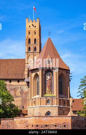 Malbork, Pomerania/Polen - 2019/08/24: Panoramaaussicht auf die mittelalterliche Burg des Deutschen Orden in Malbork, Polen - Hohe Burg und Marienkirche Stockfoto