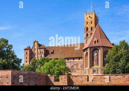 Malbork, Pomerania/Polen - 2019/08/24: Panoramaaussicht auf die mittelalterliche Burg des Deutschen Orden in Malbork, Polen - Hohe Burg und Marienkirche Stockfoto