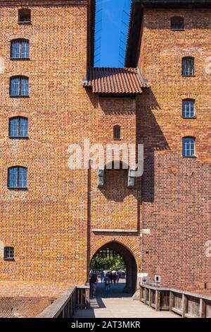 Malbork, Pomerania/Polen - 2019/08/24: Panoramablick auf die mittelalterliche Burg des Deutschen Orden in Malbork, Polen - Außenmauern mit Haupttorturm und Zugbrücke über den Wassergraben Stockfoto