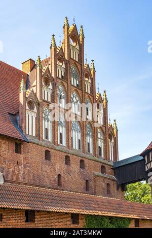 Malbork, Pomerania/Polen - 2019/08/24: Schloss des mittelalterlichen Deutschen Orden in Malbork, Polen - Festung der mittleren Burg, umgeben von den inneren Verteidigungsmauern Stockfoto