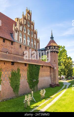 Malbork, Pomerania/Polen - 2019/08/24: Schloss des mittelalterlichen Deutschen Orden in Malbork, Polen - Festung der mittleren Burg, umgeben von den inneren Verteidigungsmauern und einem Wassergraben Stockfoto