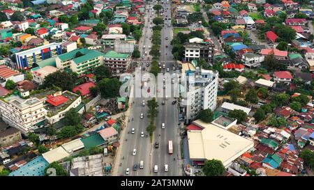 Autobahn mit starkem Verkehr in Manila, Luftbild. Straßen und Häuser mit dichten Gebäuden in der Stadt Manila, Philippinen. Reiseferienkonzept. Stockfoto