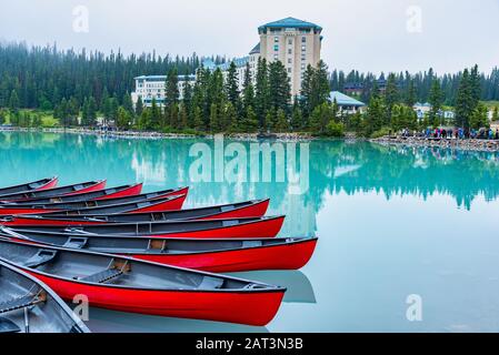 Kanus dockten in Lake Louise in Kanada. Stockfoto
