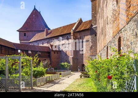 Malbork, Pomerania/Polen - 2019/08/24: Monumentale gotische Verteidigungsarchitektur des Hochburg Teils der mittelalterlichen Burg des Deutschen Orden in Malbork, Polen Stockfoto