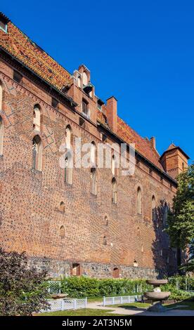 Malbork, Pomerania/Polen - 2019/08/24: Monumentale gotische Verteidigungsarchitektur des Hochburg Teils der mittelalterlichen Burg des Deutschen Orden in Malbork, Polen Stockfoto