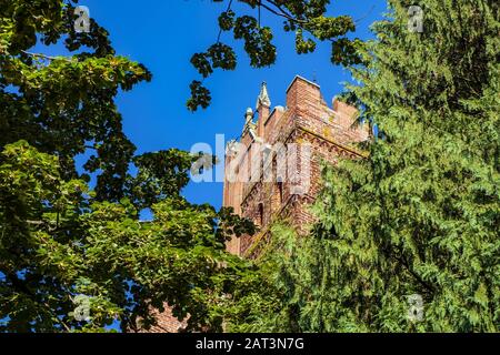 Malbork, Pomerania/Polen - 2019/08/24: Monumentaler gotischer Wachturm der Hohen Burg Teil der mittelalterlichen Burg des Deutschen Orden in Malbork, Polen Stockfoto