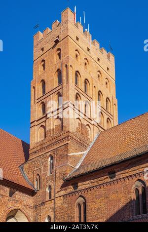 Malbork, Pomerania/Polen - 2019/08/24: Monumentaler gotischer Wachturm der Hohen Burg Teil der mittelalterlichen Burg des Deutschen Orden in Malbork, Polen Stockfoto