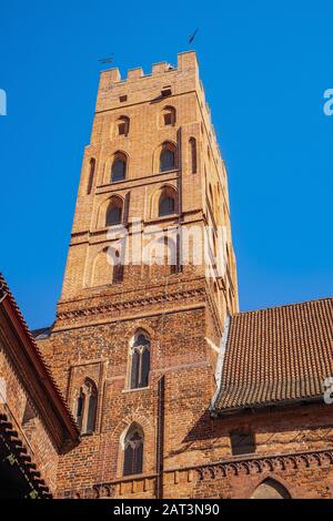 Malbork, Pomerania/Polen - 2019/08/24: Monumentaler gotischer Wachturm der Hohen Burg Teil der mittelalterlichen Burg des Deutschen Orden in Malbork, Polen Stockfoto