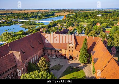 Malbork, Pomerania/Polen - 2019/08/24: Luftpanorama zum Innenhof mit dem Torturm im Mittelschloss Teil der mittelalterlichen Burg des Deutschen Orden am Fluss Nogat in Malbork, Polen Stockfoto