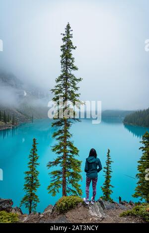 Genießen Sie die atemberaubende Landschaft des Moraine Lake am frühen Morgen im Banff National Park Stockfoto