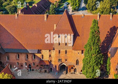 Malbork, Pomerania/Polen - 2019/08/24: Luftpanorama zum Innenhof mit dem Torturm im Mittelschloss Teil der mittelalterlichen Burg des Deutschen Orden am Fluss Nogat in Malbork, Polen Stockfoto