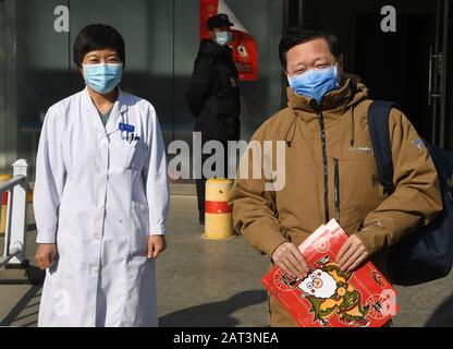 (200130) -- PEKING, 30. Januar 2020 (Xinhua) -- Wang Guangfa (R, Front), Leiter der Abteilung Für Lungenmedizin am ersten Krankenhaus der Peking-Universität, posiert für ein Foto mit einem medizinischen Mitarbeiter des Peking-Ditan-Krankenhauses in Peking, Hauptstadt Chinas, 30. Januar 2020. Wang wurde geheilt und aus dem Krankenhaus entlassen. Er war der fünfte mit Coronavirus infizierte Patient, der in Peking geheilt wurde. (Xinhua/Ren Chao) Stockfoto