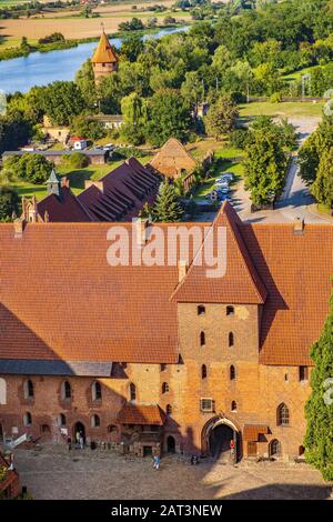 Malbork, Pomerania/Polen - 2019/08/24: Luftpanorama zum Innenhof mit dem Torturm im Mittelschloss Teil der mittelalterlichen Burg des Deutschen Orden am Fluss Nogat in Malbork, Polen Stockfoto