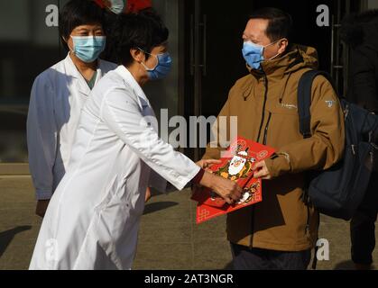 (200130) -- PEKING, 30. Januar 2020 (Xinhua) -- medizinische Mitarbeiter des Pekinger Ditan Krankenhauses gratulieren Wang Guangfa (1. R, vorne), Leiter der Abteilung Für Lungenmedizin am ersten Krankenhaus der Peking-Universität in Peking, Hauptstadt Chinas, 30. Januar 2020. Wang wurde geheilt und aus dem Krankenhaus entlassen. Er war der fünfte mit Coronavirus infizierte Patient, der in Peking geheilt wurde. (Xinhua/Ren Chao) Stockfoto