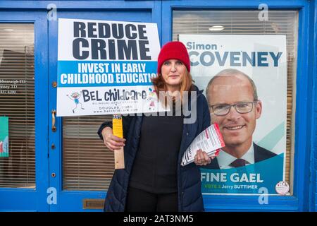 Carrigaline, Cork, Irland. Januar 2020. Lorna Leahy von Bel Childcare protestiert außerhalb des Wahlkreisbüros von Tánaiste, Herr Simon Coveney, T.D. zur Unterstützung einer erhöhten Finanzierung des Kinderbetreuungssektors in Carrigaline, Co. Cork, Irland. Credit; David Creedon / Alamy Live News Stockfoto