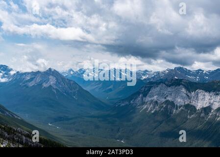 Blick auf die Rocky Mountains vom Mount Rundle, Alberta, Kanada Stockfoto
