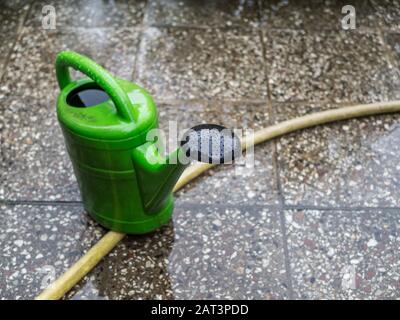 Grüne Gießkanne steht für Garten Stockfoto