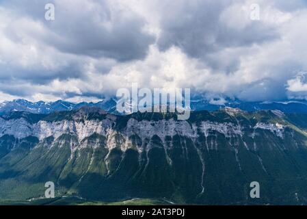 Blick auf die Wolken, die die Rocky Mountains von Mt Rundle aus verhüllen Stockfoto